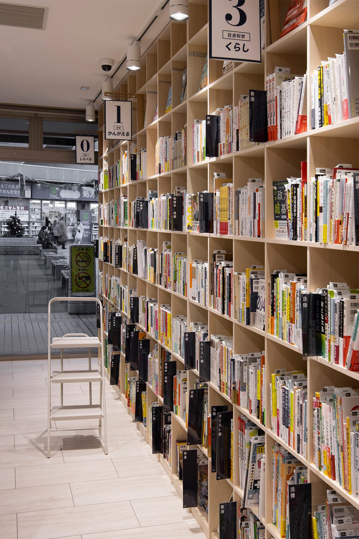 北野書店様の店内に設置された木製書棚 - Shelf 壁一面の本棚 - マルゲリータお客様事例