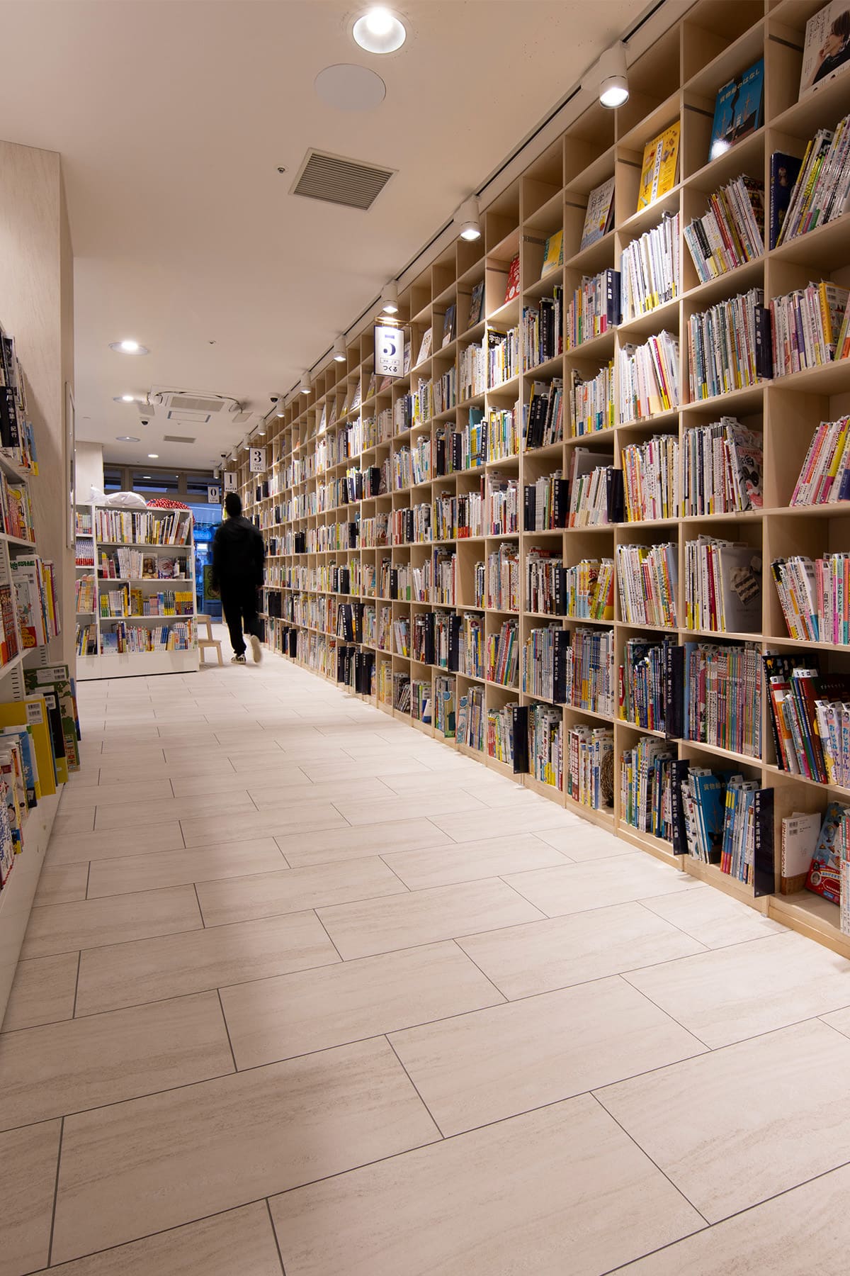 北野書店様の店内に設置された木製書棚 - Shelf 壁一面の本棚 - マルゲリータお客様事例