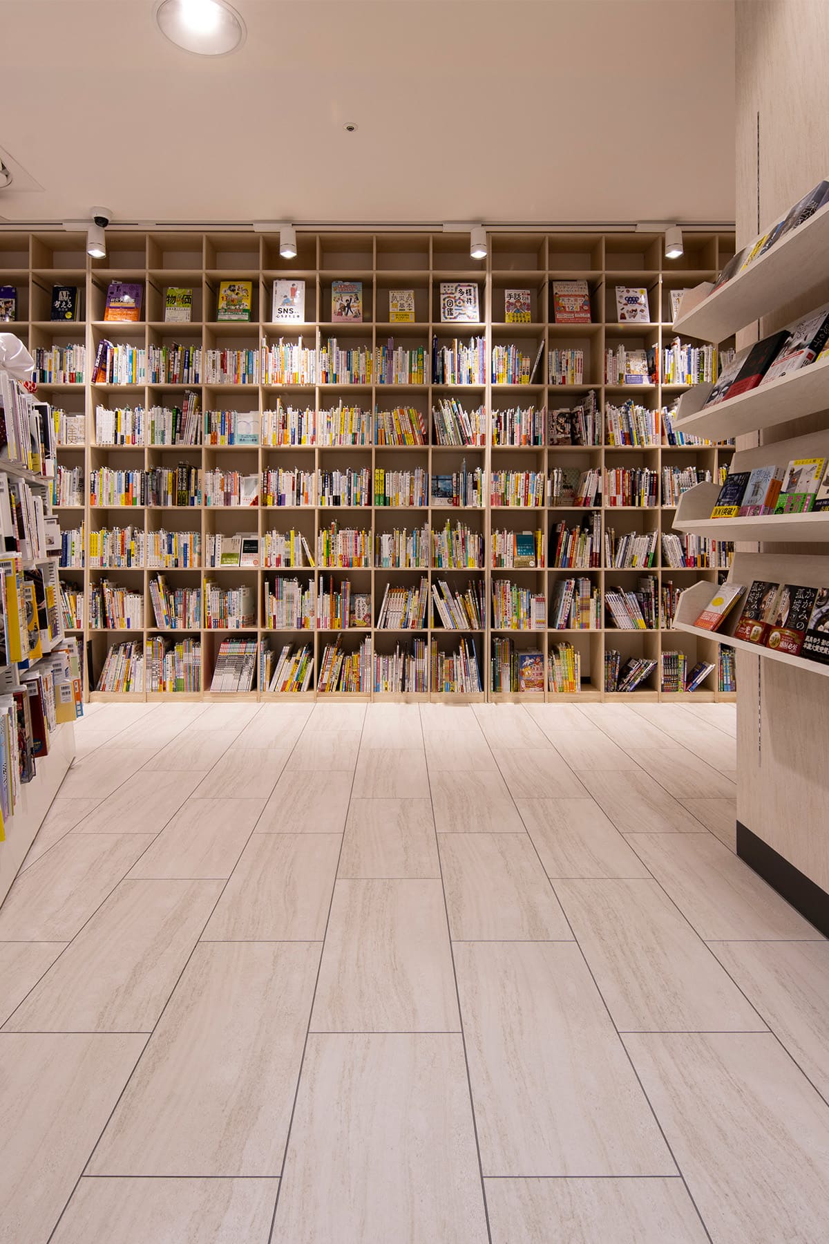 北野書店様の店内に設置された木製書棚 - Shelf 壁一面の本棚 - マルゲリータお客様事例