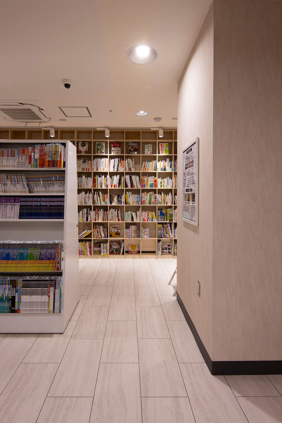 北野書店様の店内に設置された木製書棚 - Shelf 壁一面の本棚 - マルゲリータお客様事例