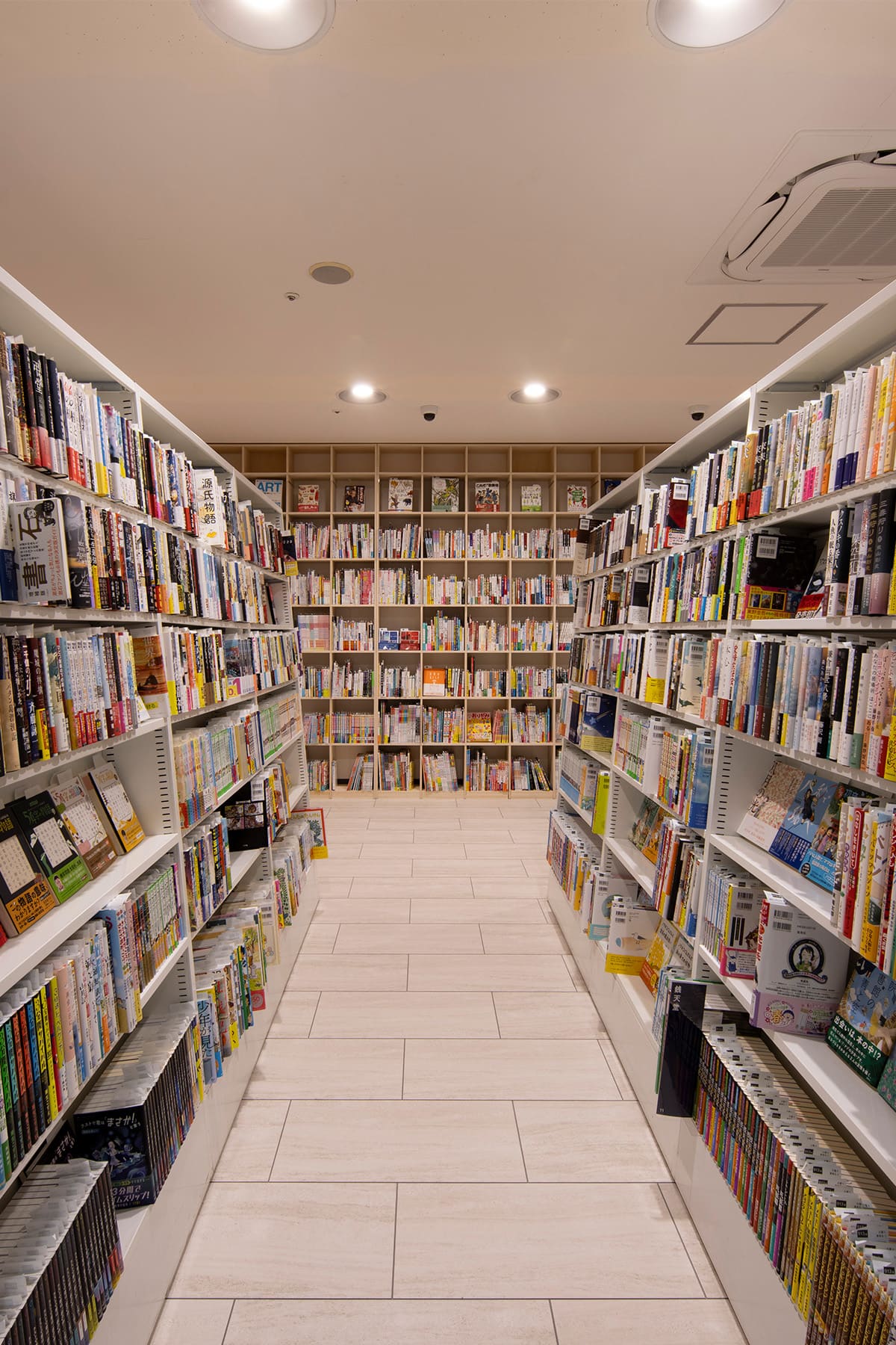 北野書店様の店内に設置された木製書棚 - Shelf 壁一面の本棚 - マルゲリータお客様事例