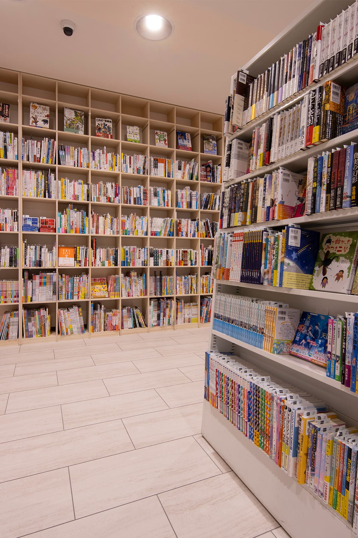 北野書店様の店内に設置された木製書棚 - Shelf 壁一面の本棚 - マルゲリータお客様事例