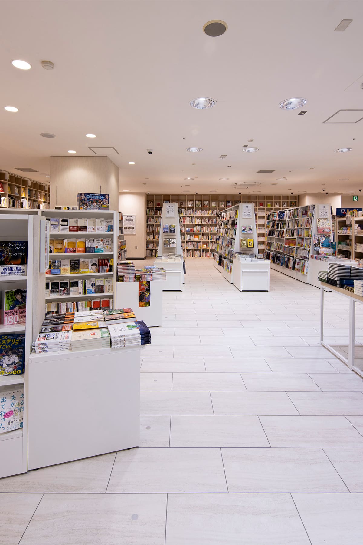 北野書店様の店内に設置された木製書棚 - Shelf 壁一面の本棚 - マルゲリータお客様事例