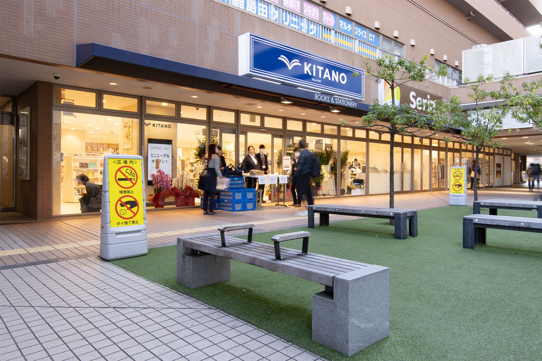 北野書店様の店内に設置された木製書棚 - Shelf 壁一面の本棚 - マルゲリータお客様事例