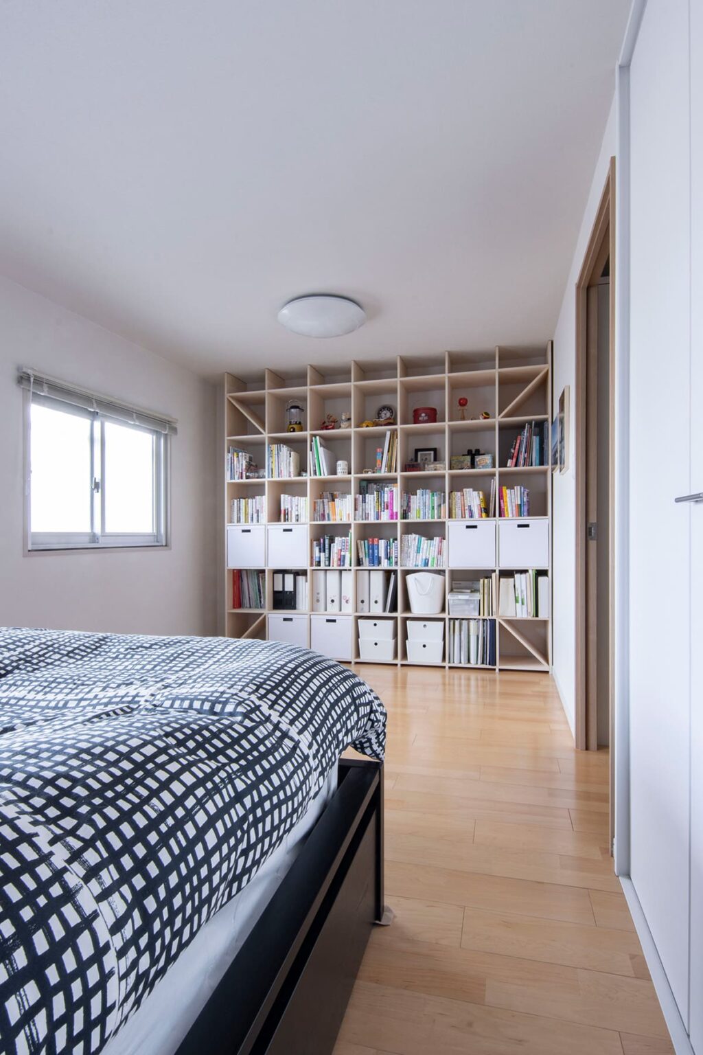 突っ張り型の壁面収納・本棚は大丈夫？ デメリットや耐荷重が気になる方への事例を紹介