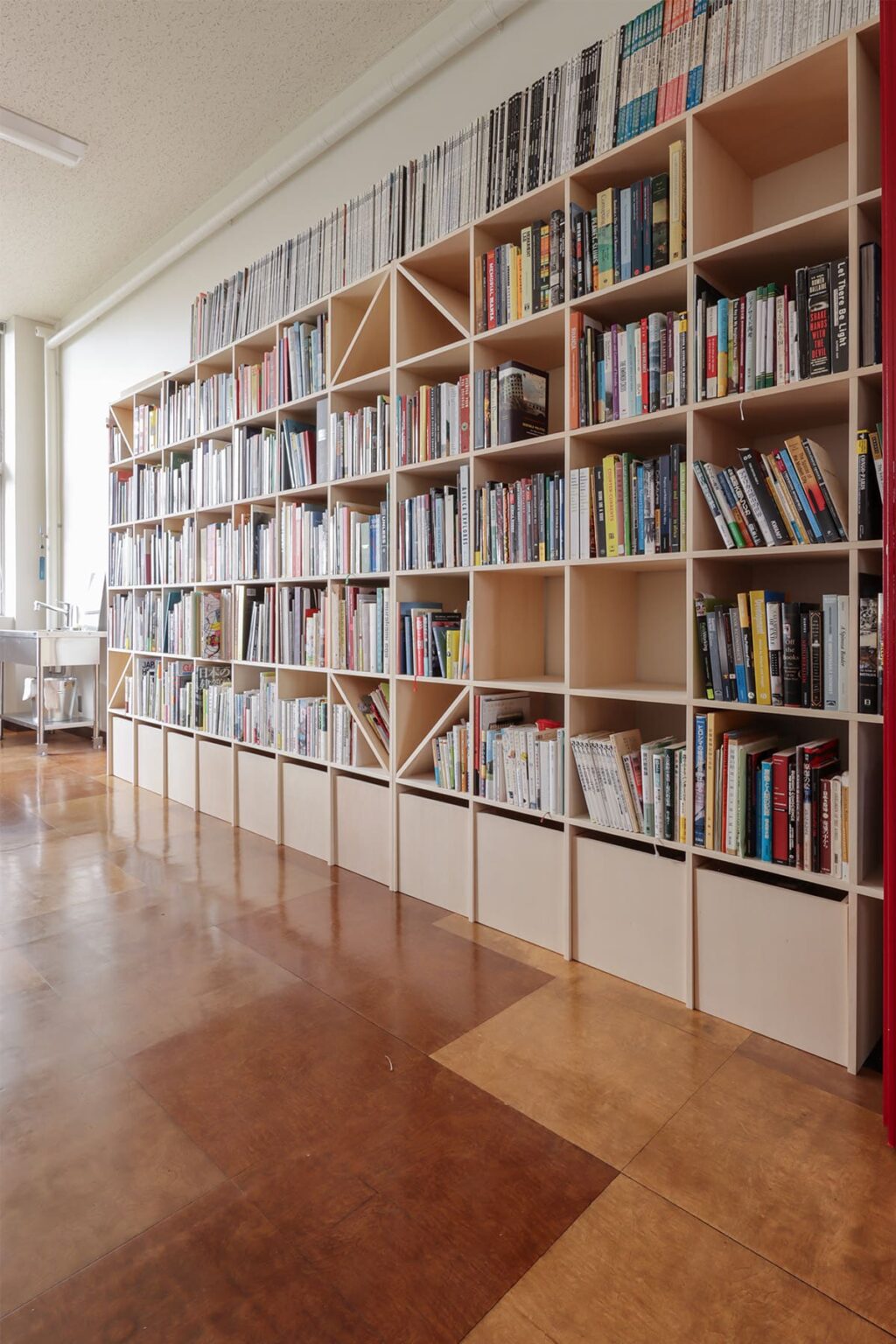 突っ張り型の壁面収納・本棚は大丈夫？ デメリットや耐荷重が気になる方への事例を紹介