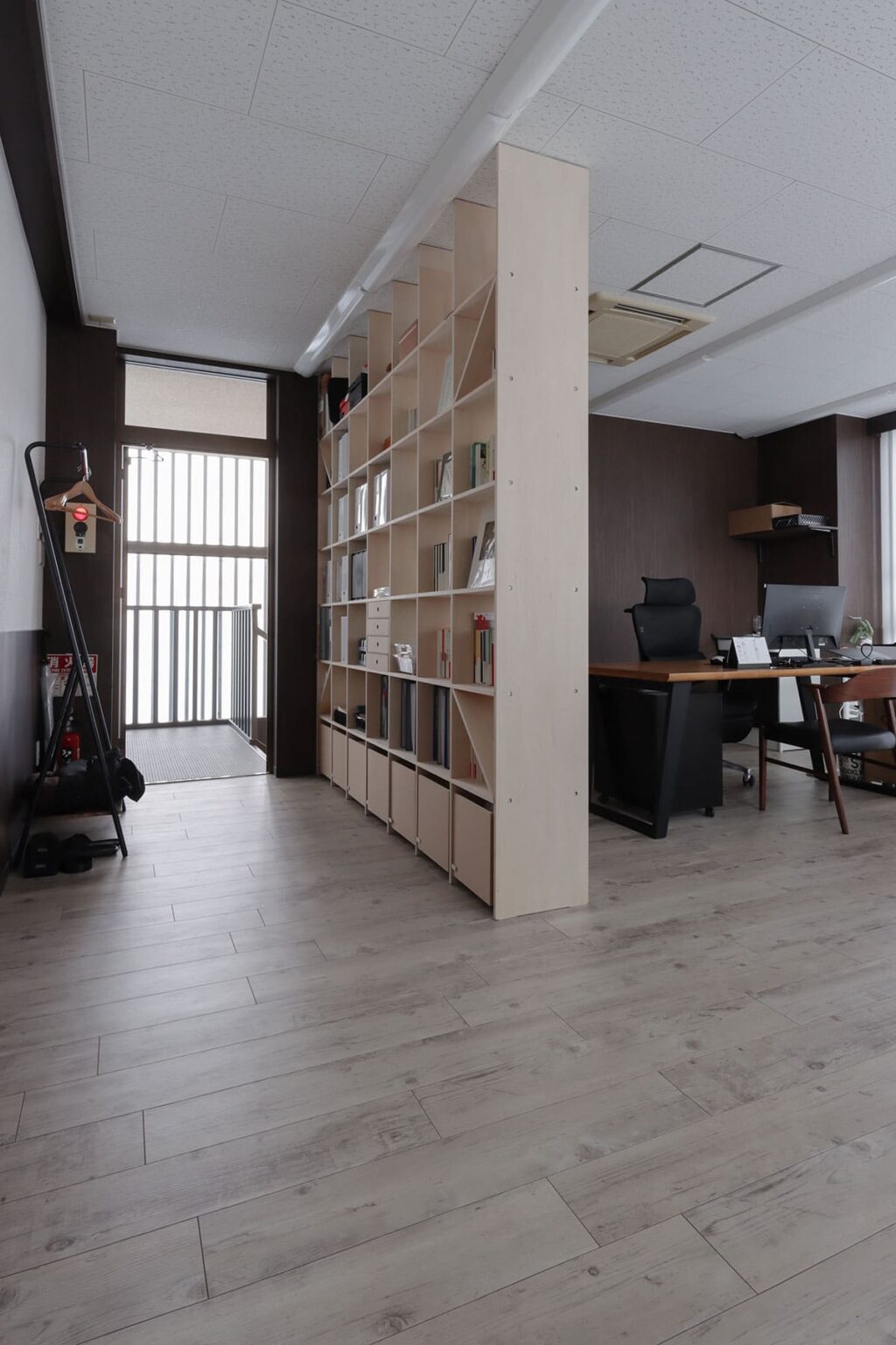 突っ張り型の壁面収納・本棚は大丈夫？ デメリットや耐荷重が気になる方への事例を紹介