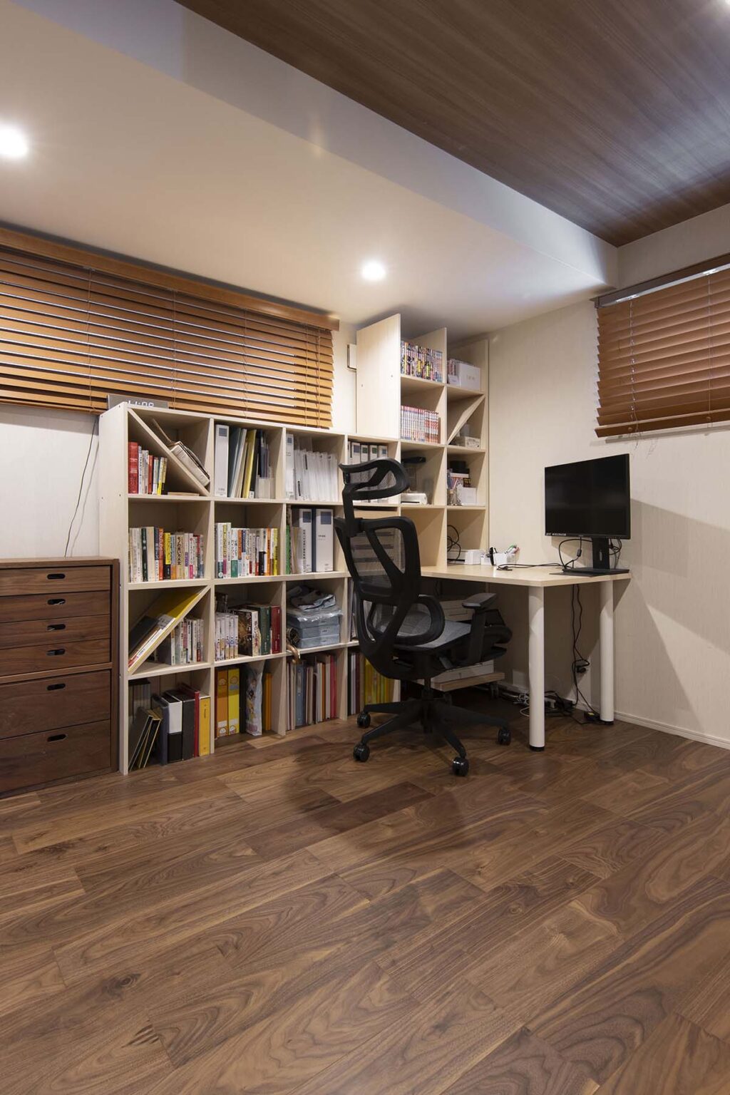 おすすめのおしゃれコーナーデスク14選　大きめ・小さめ・省スペースデスクの事例を紹介