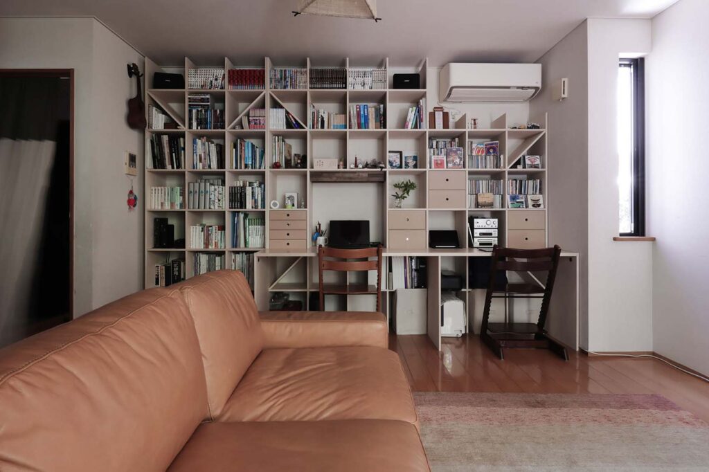 突っ張り型の壁面収納・本棚は大丈夫？ デメリットや耐荷重が気になる方への事例を紹介