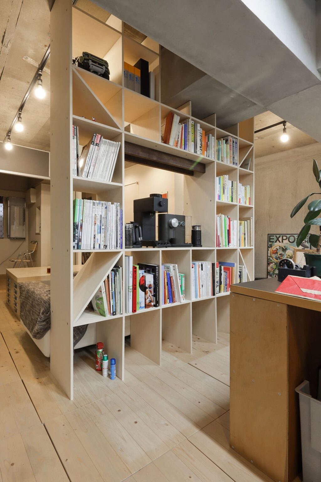 突っ張り型の壁面収納・本棚は大丈夫？ デメリットや耐荷重が気になる方への事例を紹介