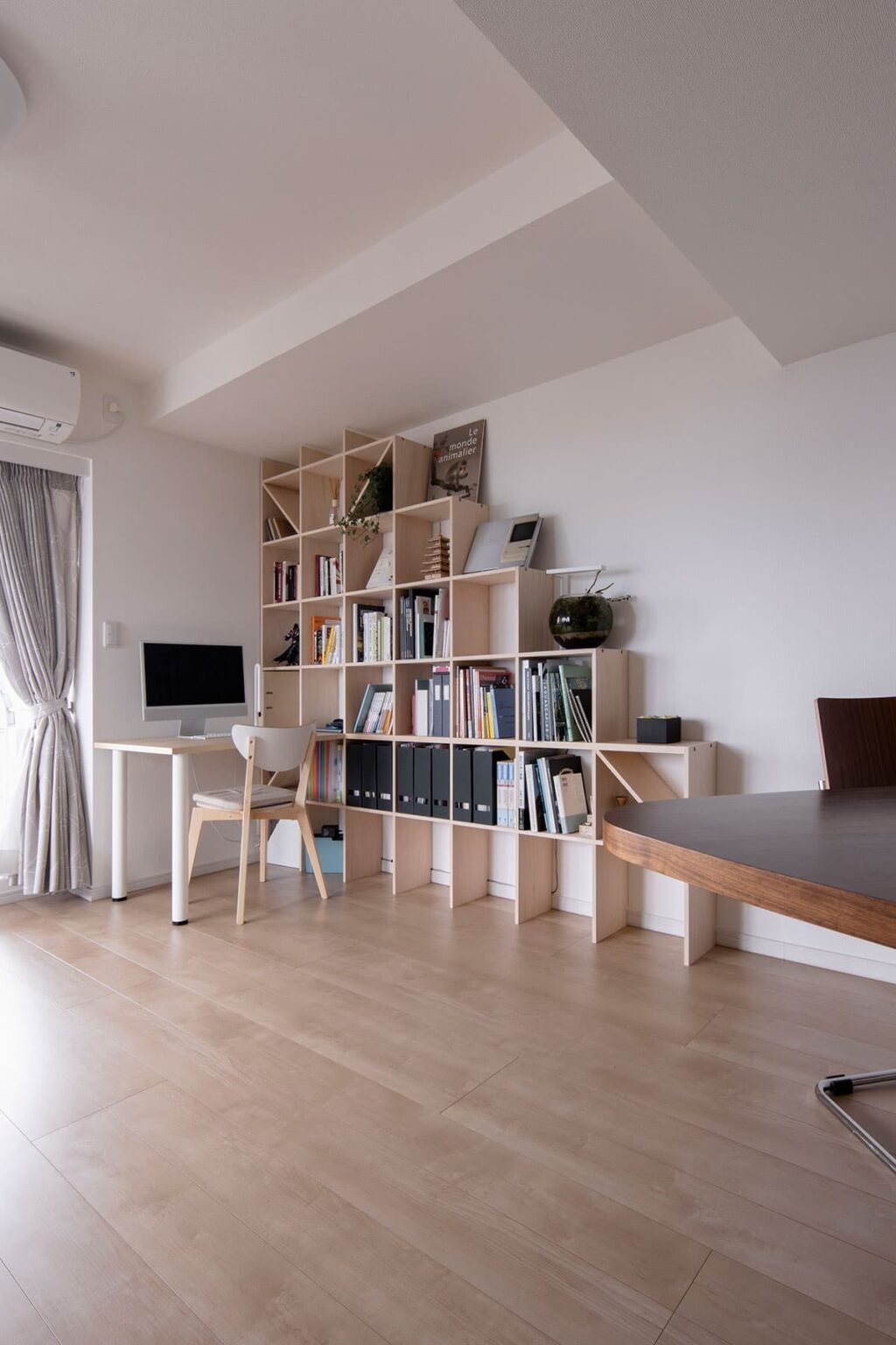 突っ張り型の壁面収納・本棚は大丈夫？ デメリットや耐荷重が気になる方への事例を紹介