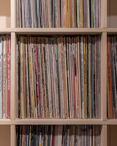 突っ張り型の壁面収納・本棚は大丈夫？ デメリットや耐荷重が気になる方への事例を紹介