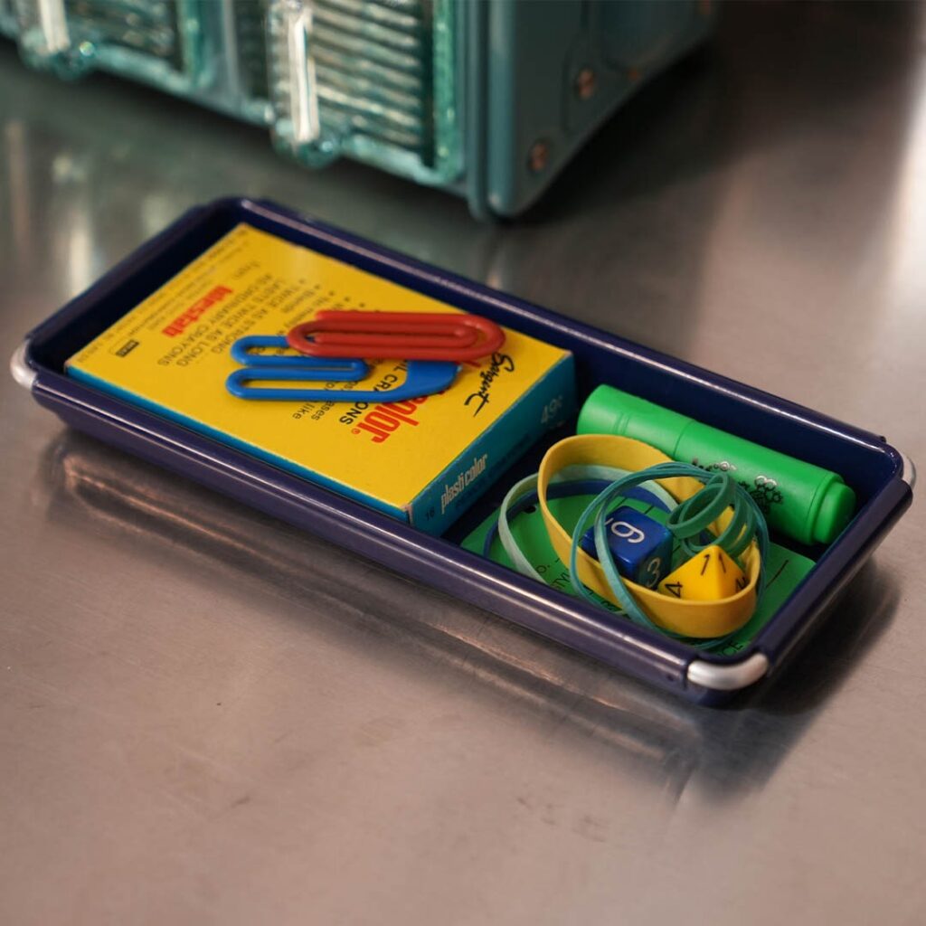 机の上の収納アイデア10選 卓上ラック・小物の収納・デスクと収納一体家具の事例を紹介