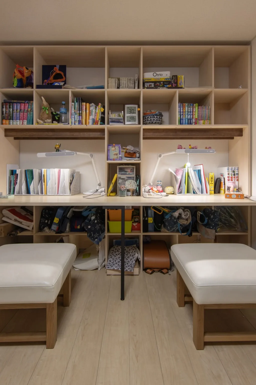 机の上の収納アイデア10選 卓上ラック・小物の収納・デスクと収納一体家具の事例を紹介