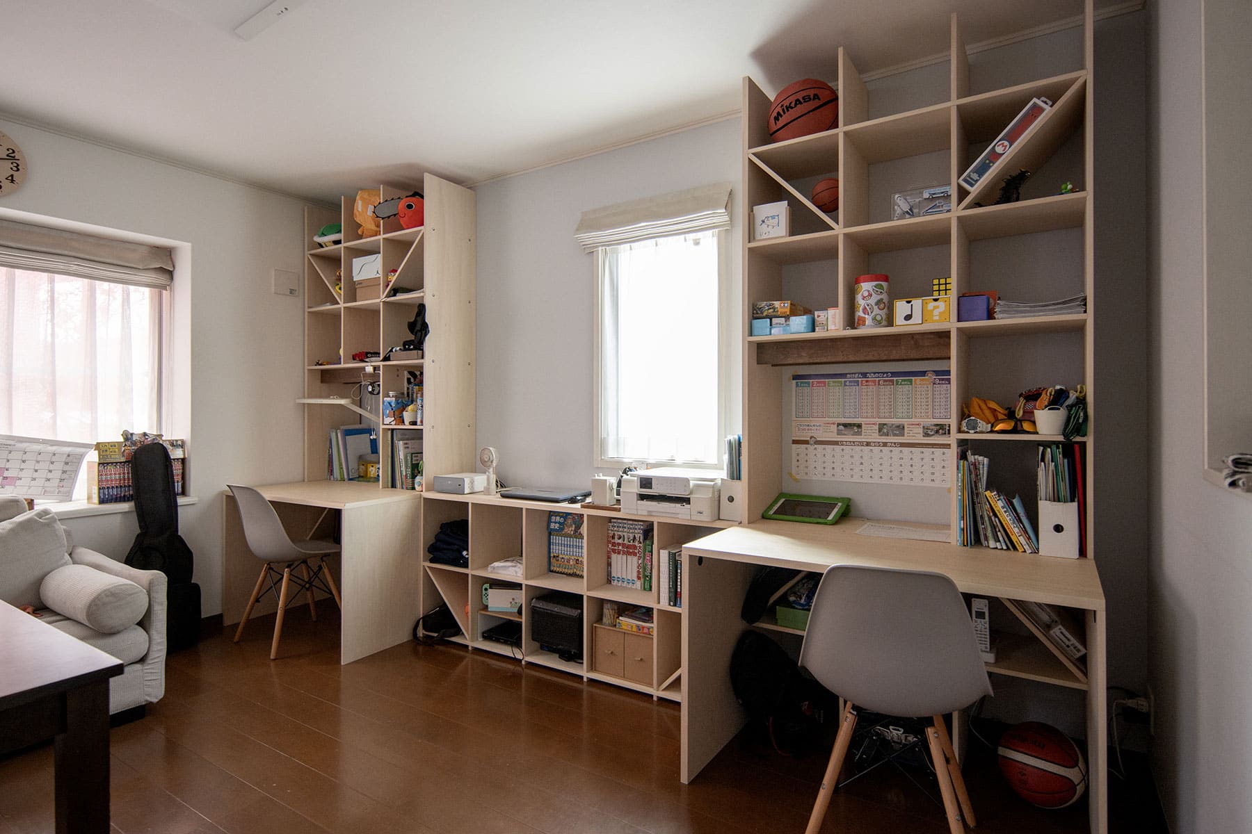 二人のお子様のリビング学習スペース - Shelf カウンター付き本棚 / ロータイプ本棚 - マルゲリータお客様事例