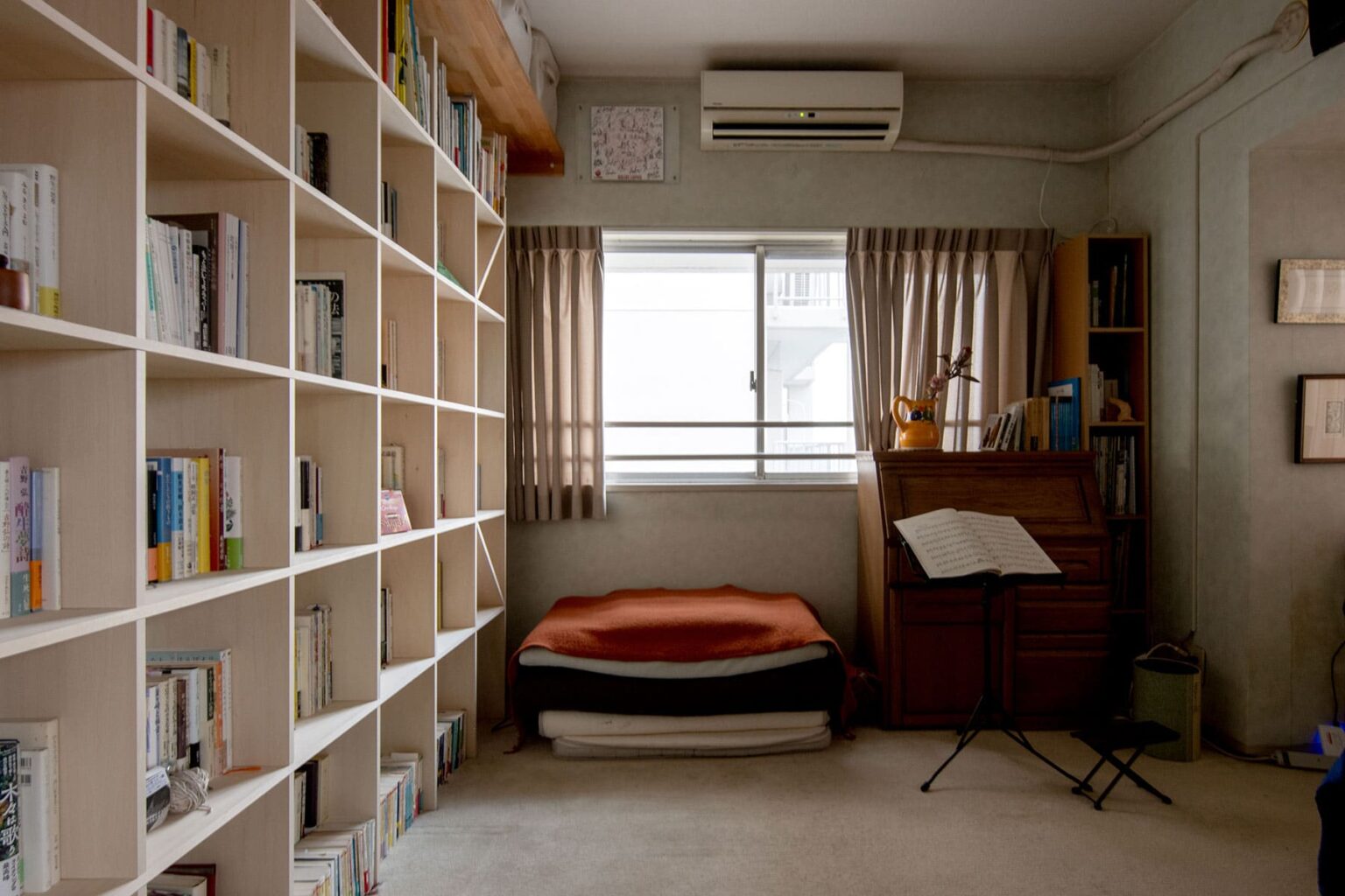 図書館みたいな部屋の実例 8選 本や本棚に囲まれる暮らしの事例を紹介