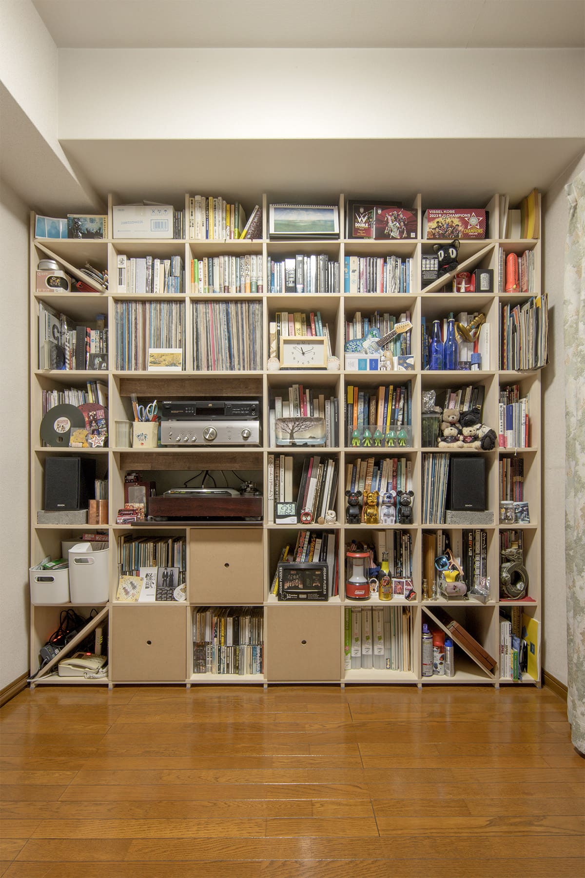 リビングのレコード棚 - Shelf 壁一面の本棚 奥行350mm - マルゲリータお客様事例