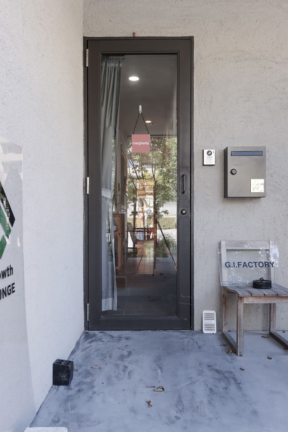 マルゲリータ芦屋ショールーム - Shelf 壁一面の本棚 - マルゲリータお客様事例