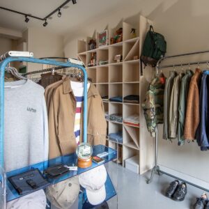 ヴィンテージショップ「kiven」様の店舗什器 - Shelf 壁一面の本棚 - マルゲリータお客様事例