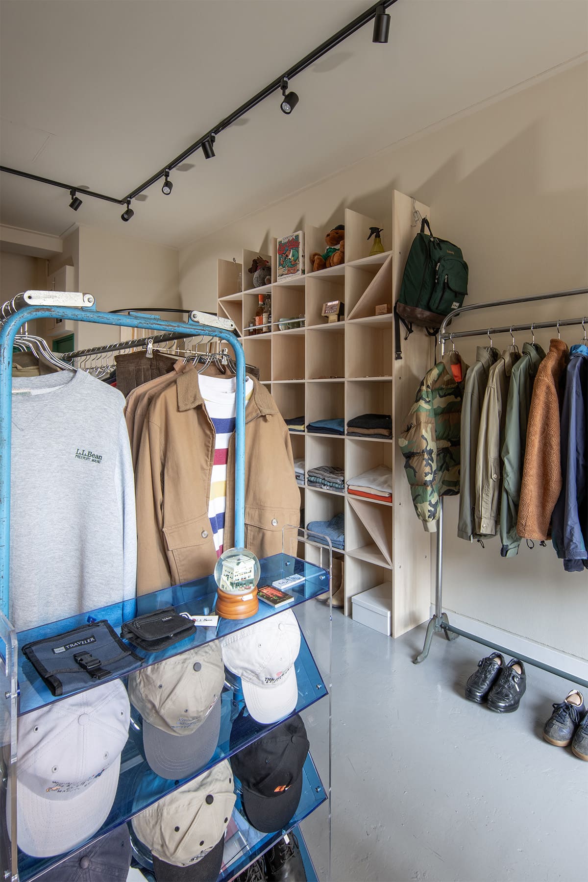 ヴィンテージショップ「kiven」様の店舗什器 - Shelf 壁一面の本棚 - マルゲリータお客様事例