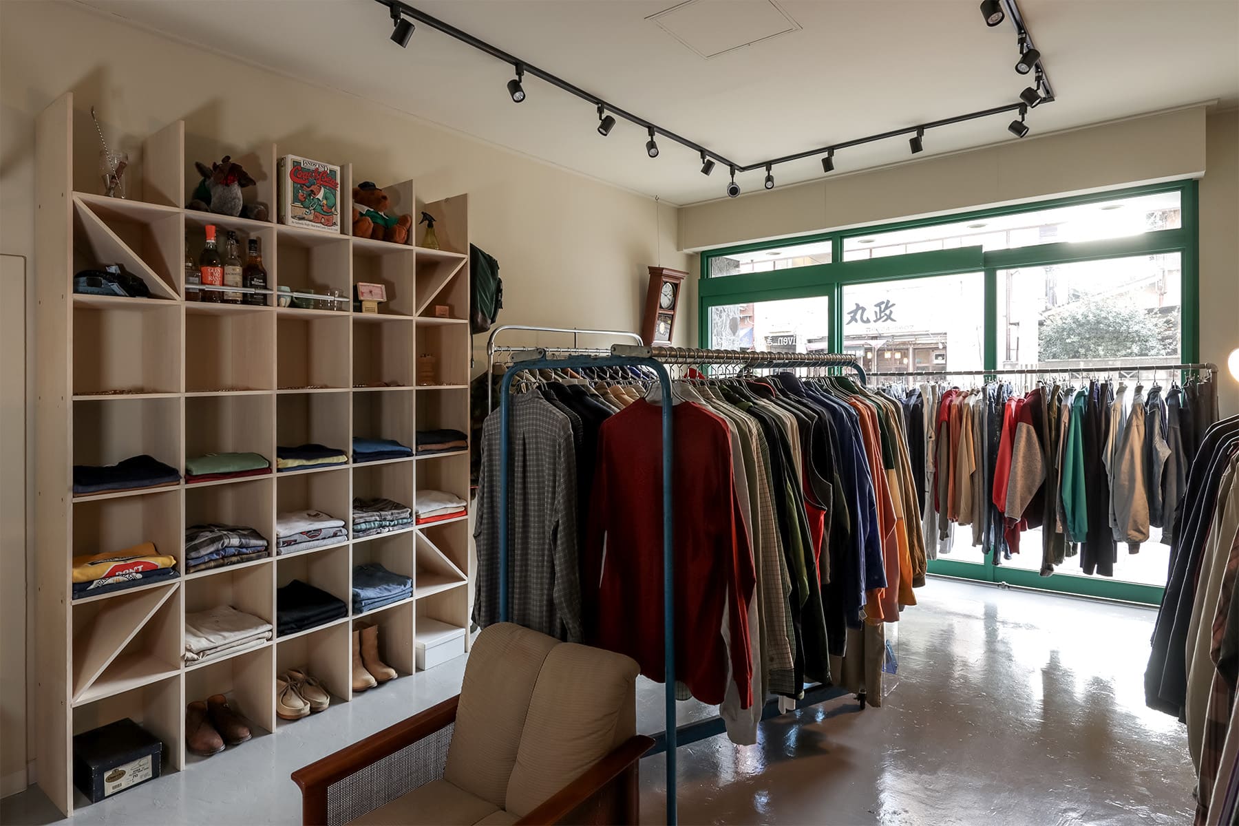 ヴィンテージショップ「kiven」様の店舗什器 - Shelf 壁一面の本棚 - マルゲリータお客様事例