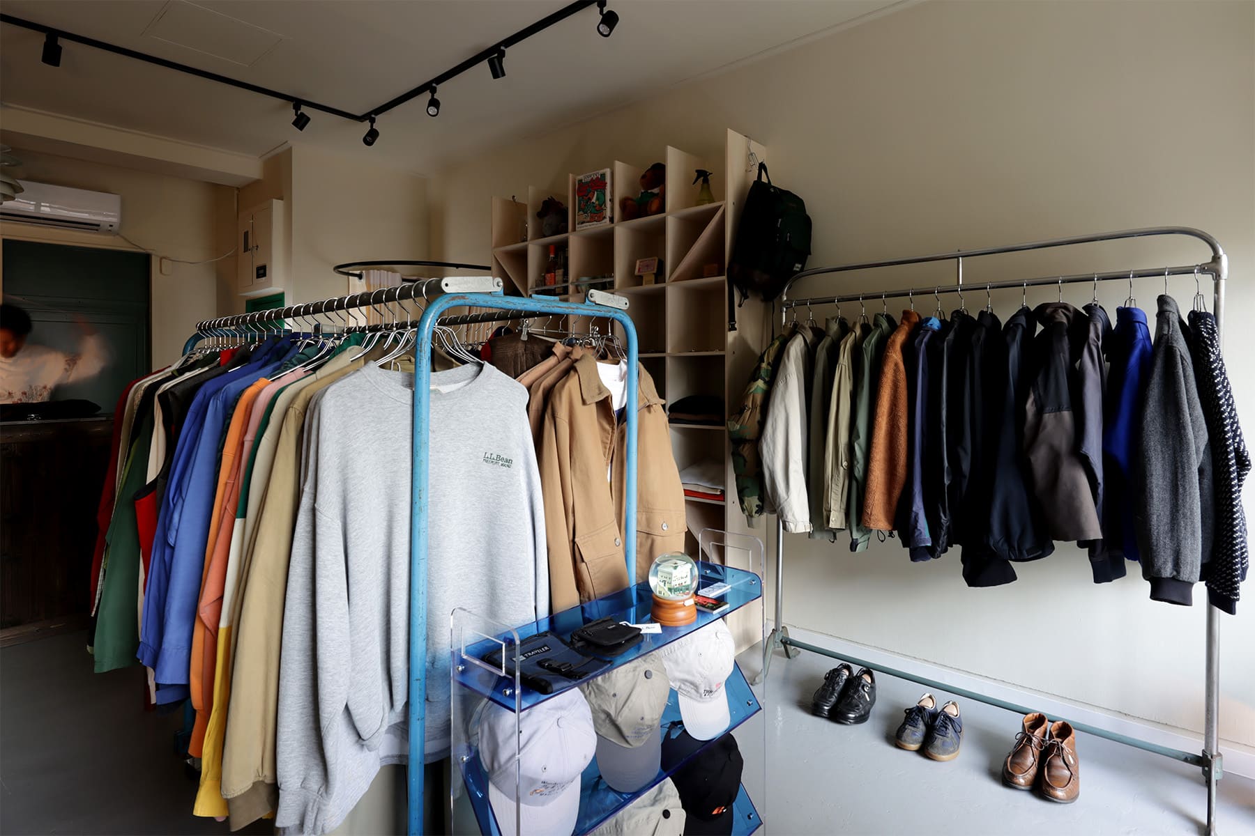 ヴィンテージショップ「kiven」様の店舗什器 - Shelf 壁一面の本棚 - マルゲリータお客様事例