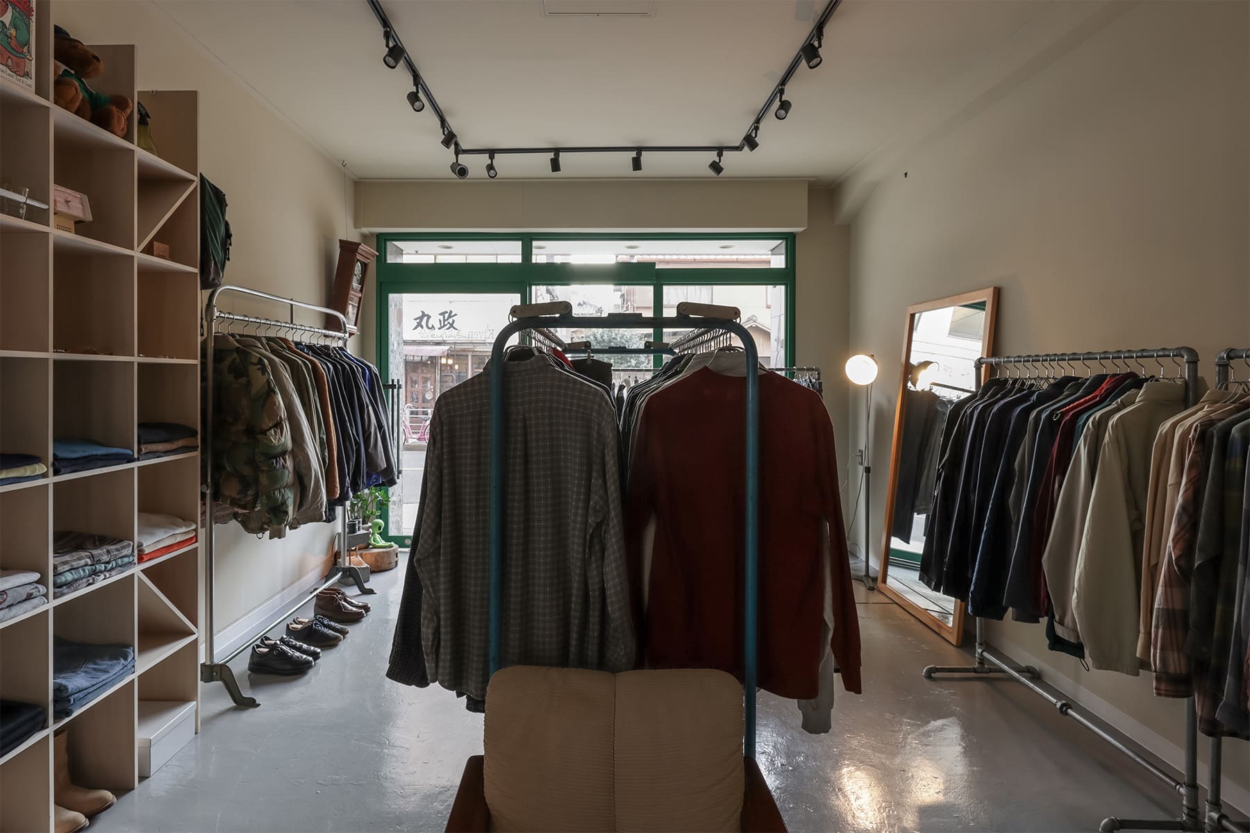 ヴィンテージショップ「kiven」様の店舗什器 - Shelf 壁一面の本棚 - マルゲリータお客様事例