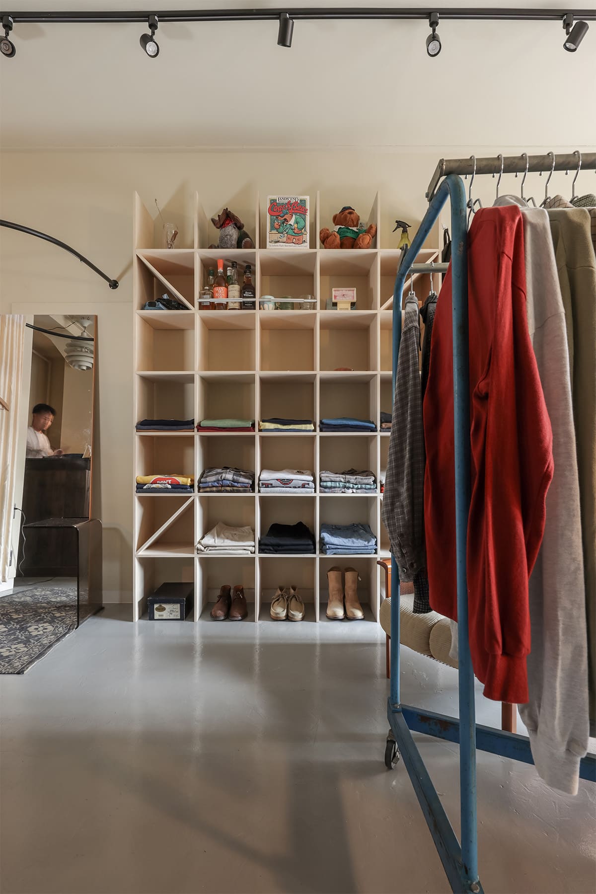 ヴィンテージショップ「kiven」様の店舗什器 - Shelf 壁一面の本棚 - マルゲリータお客様事例