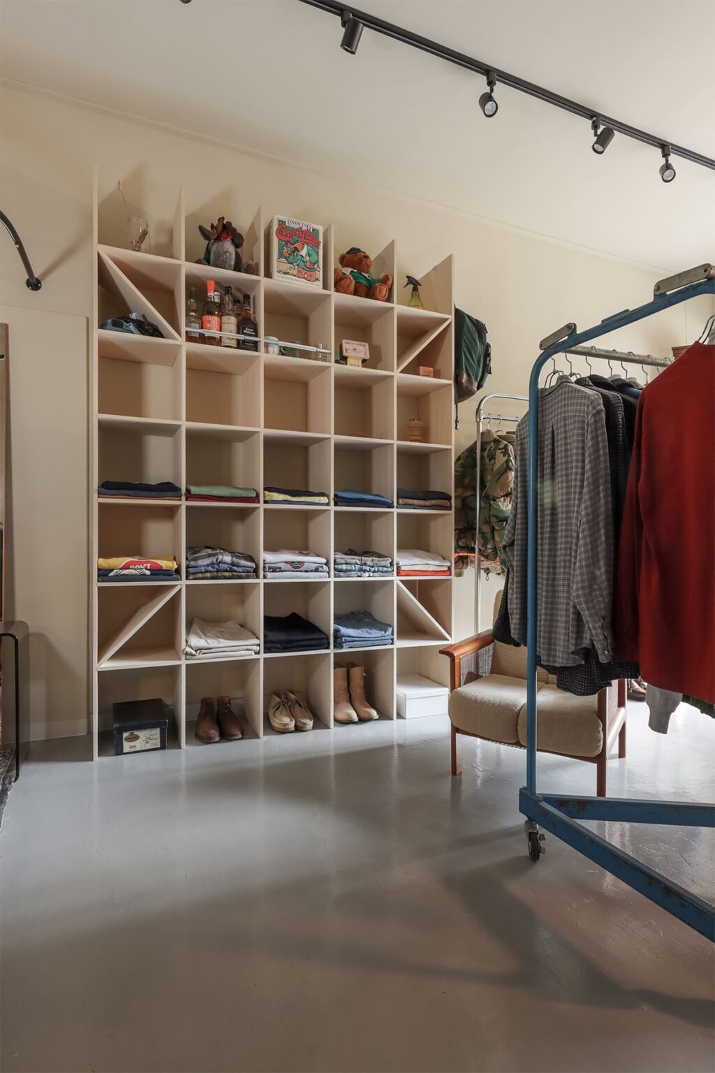 ヴィンテージショップ「kiven」様の店舗什器 - Shelf 壁一面の本棚 - マルゲリータお客様事例