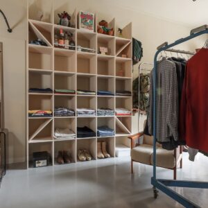 ヴィンテージショップ「kiven」様の店舗什器 - Shelf 壁一面の本棚 - マルゲリータお客様事例