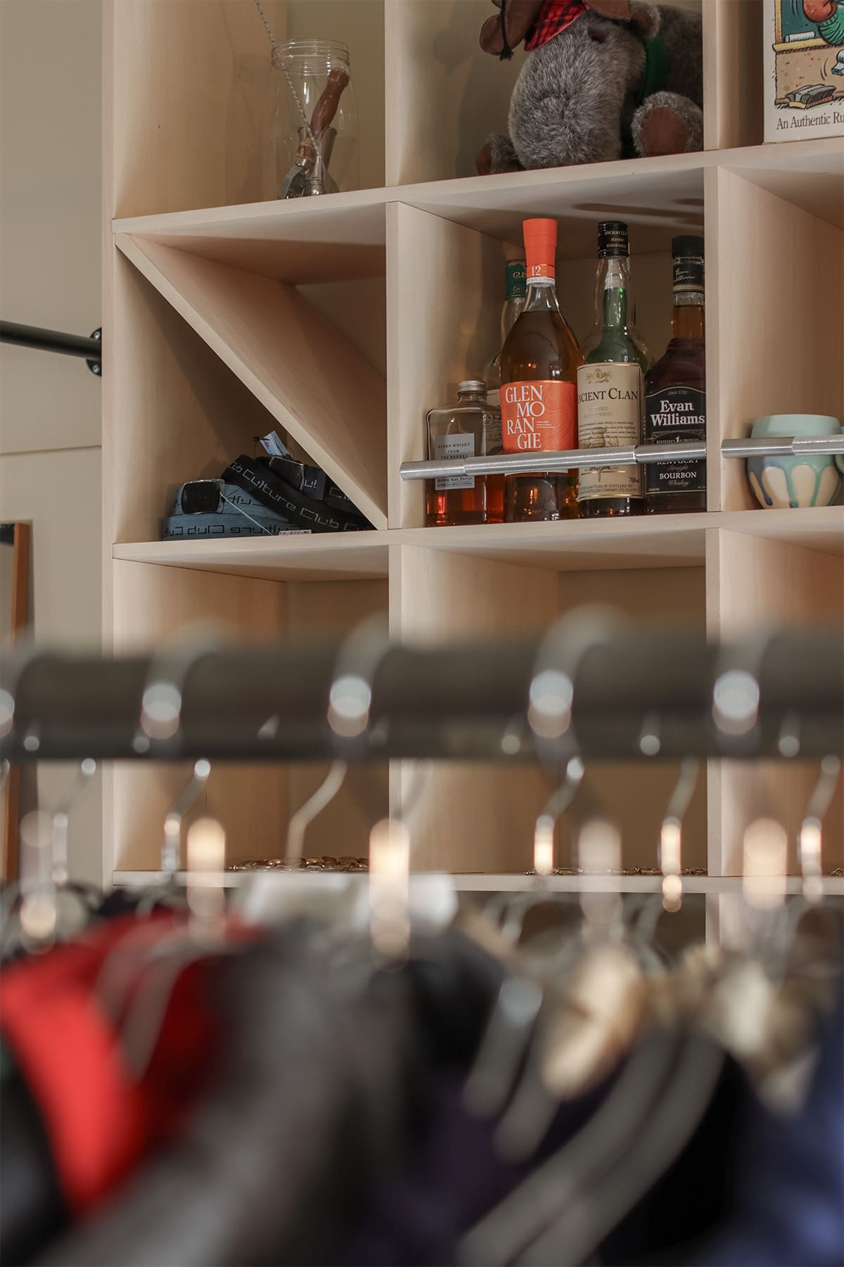 ヴィンテージショップ「kiven」様の店舗什器 - Shelf 壁一面の本棚 - マルゲリータお客様事例