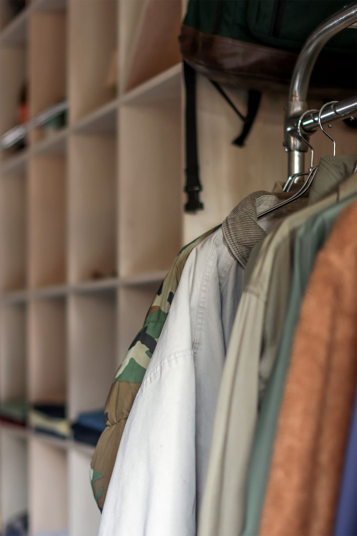 ヴィンテージショップ「kiven」様の店舗什器 - Shelf 壁一面の本棚 - マルゲリータお客様事例