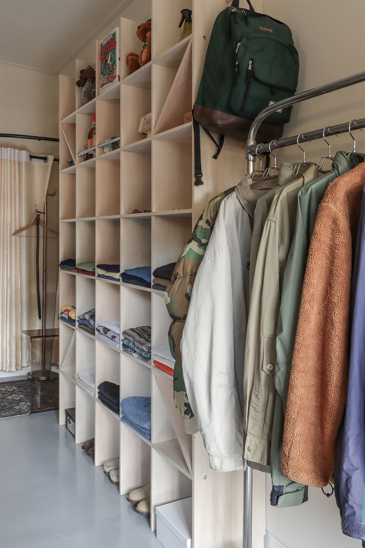 ヴィンテージショップ「kiven」様の店舗什器 - Shelf 壁一面の本棚 - マルゲリータお客様事例