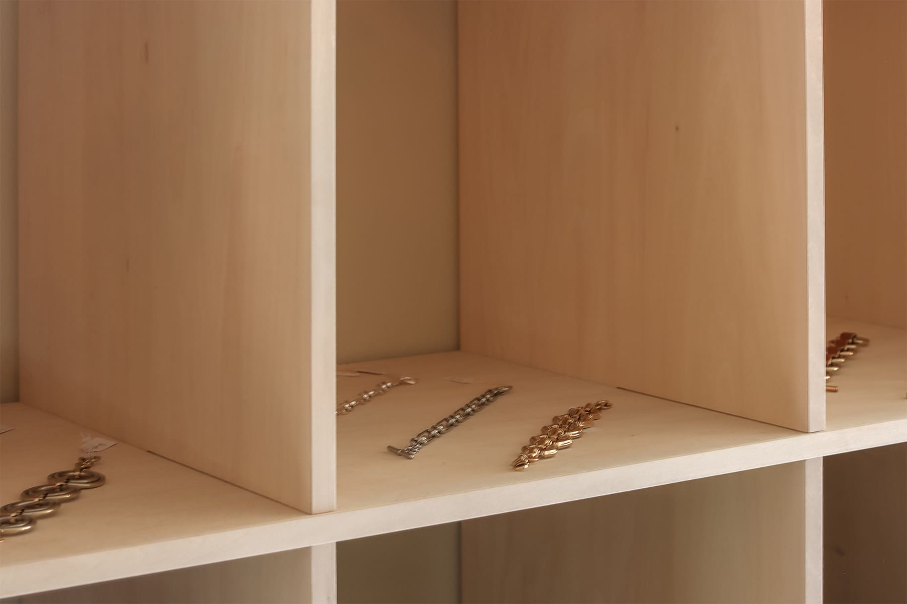 ヴィンテージショップ「kiven」様の店舗什器 - Shelf 壁一面の本棚 - マルゲリータお客様事例