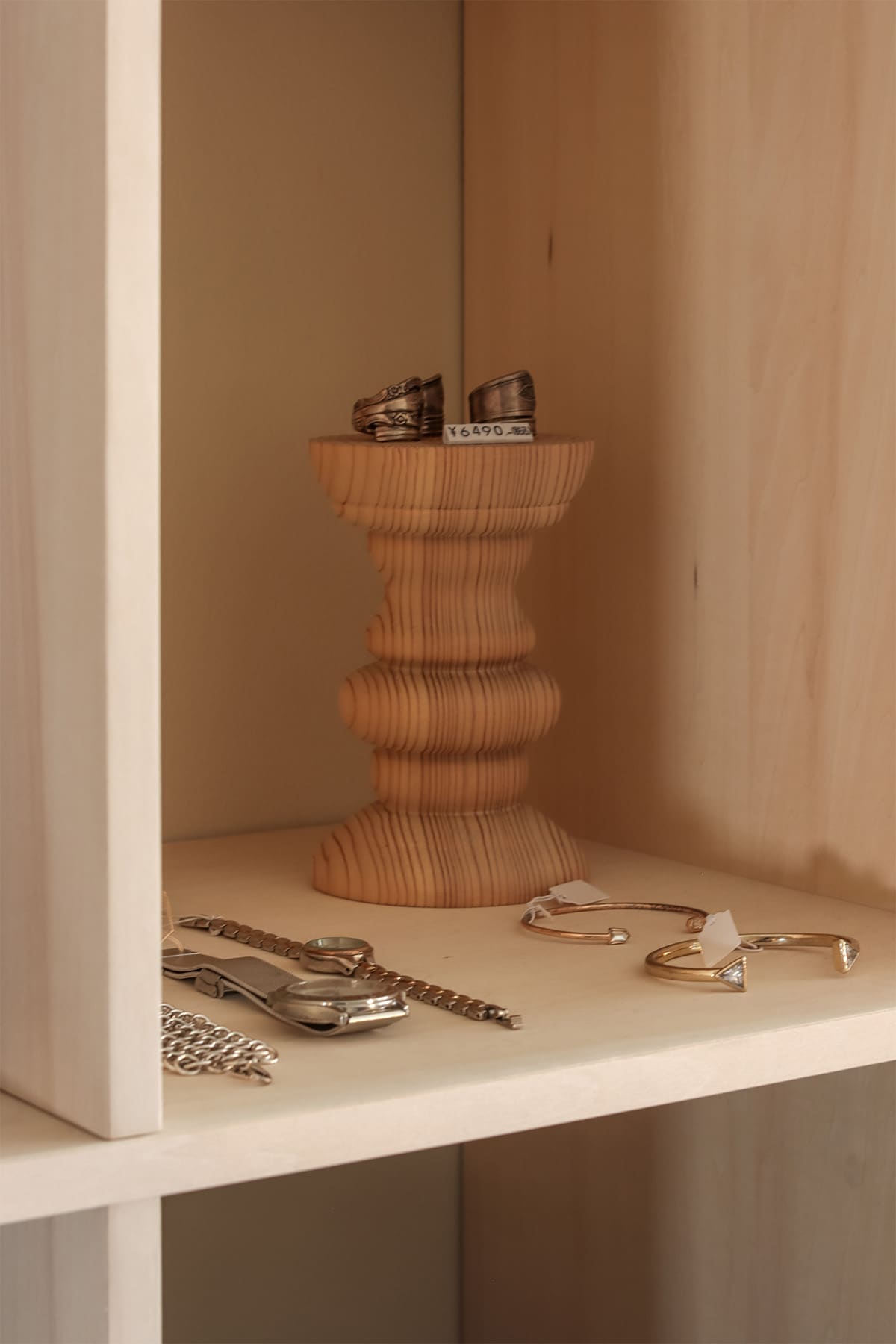 ヴィンテージショップ「kiven」様の店舗什器 - Shelf 壁一面の本棚 - マルゲリータお客様事例