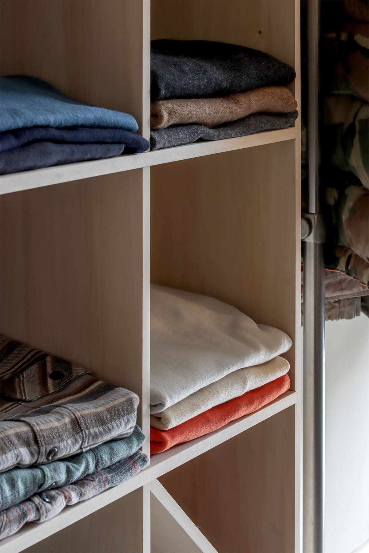 ヴィンテージショップ「kiven」様の店舗什器 - Shelf 壁一面の本棚 - マルゲリータお客様事例