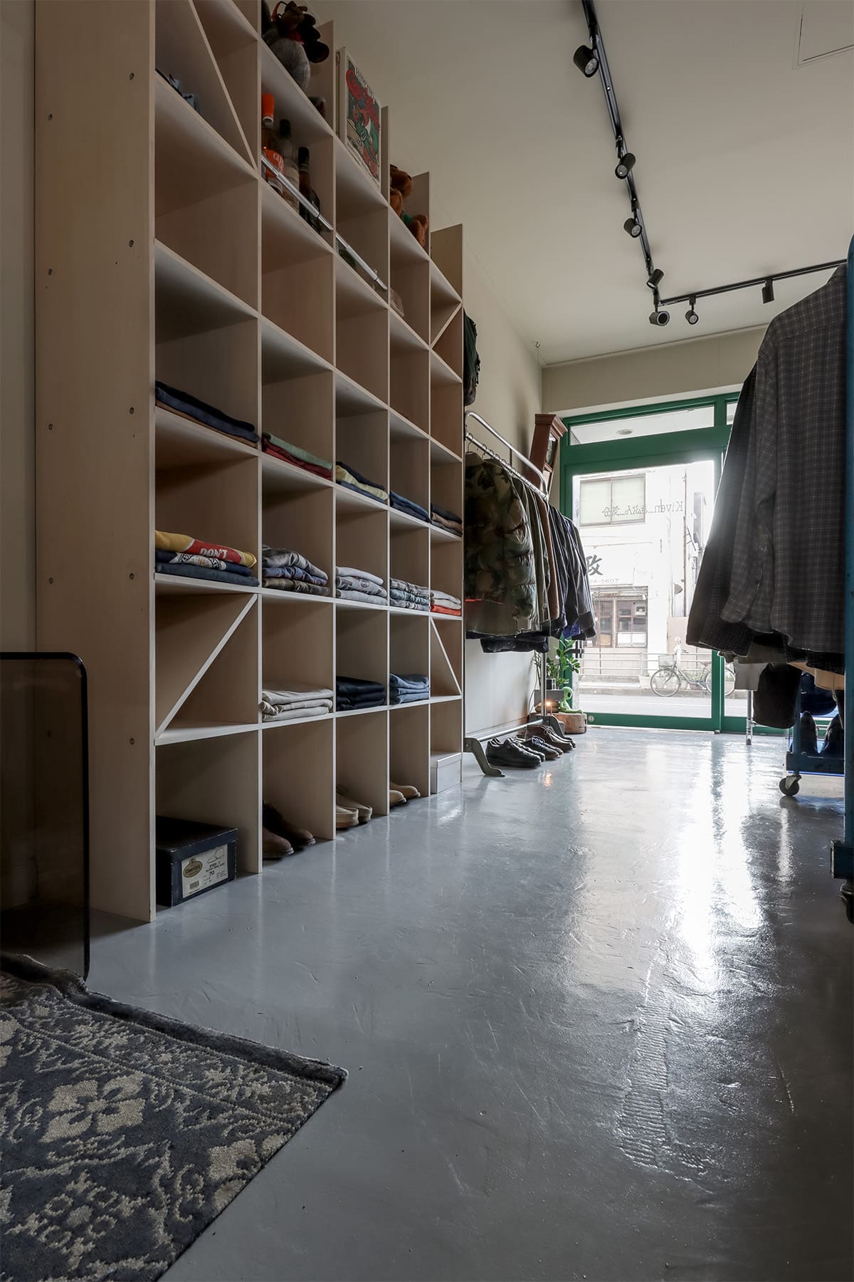 ヴィンテージショップ「kiven」様の店舗什器 - Shelf 壁一面の本棚 - マルゲリータお客様事例