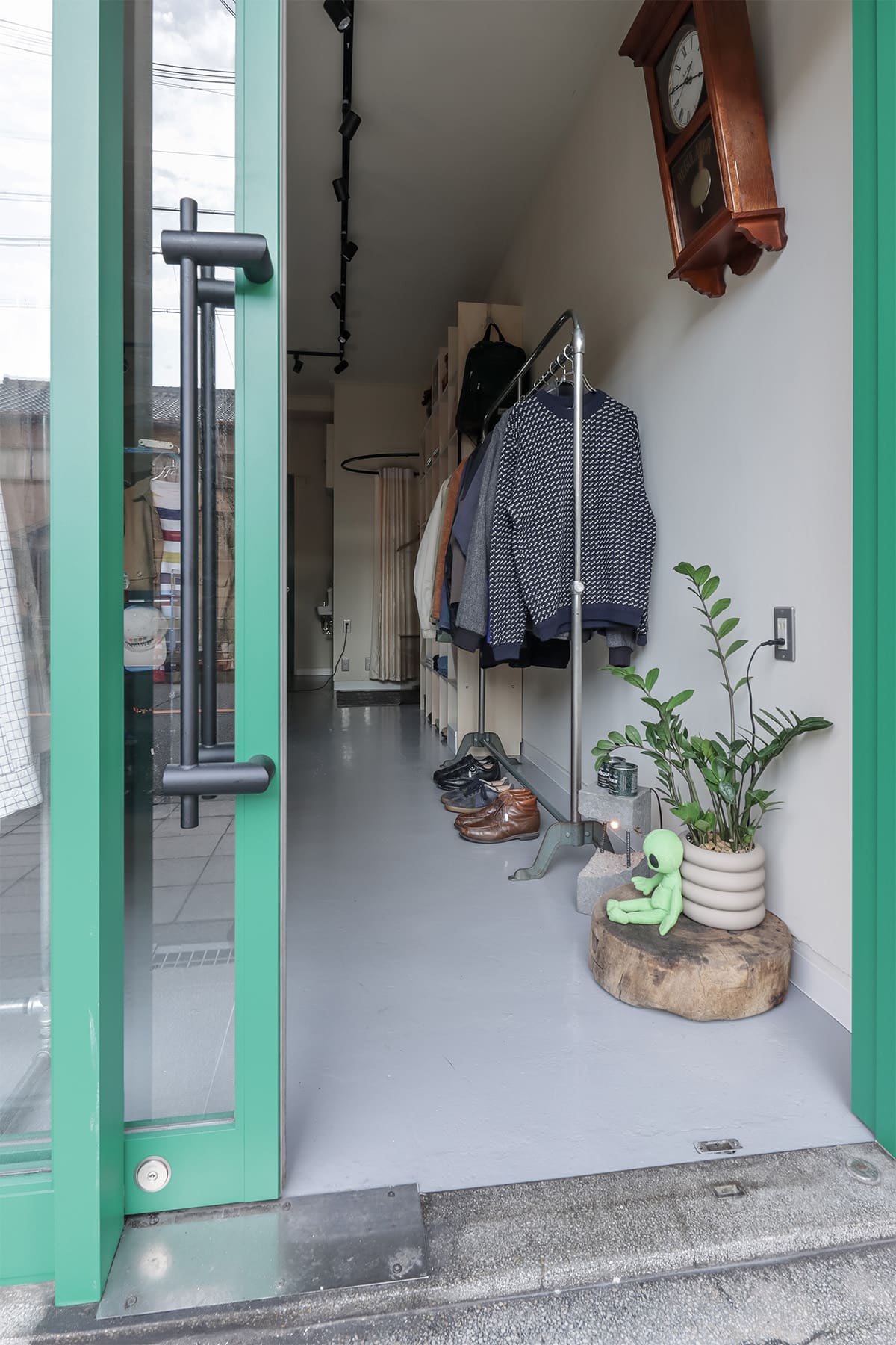 ヴィンテージショップ「kiven」様の店舗什器 - Shelf 壁一面の本棚 - マルゲリータお客様事例