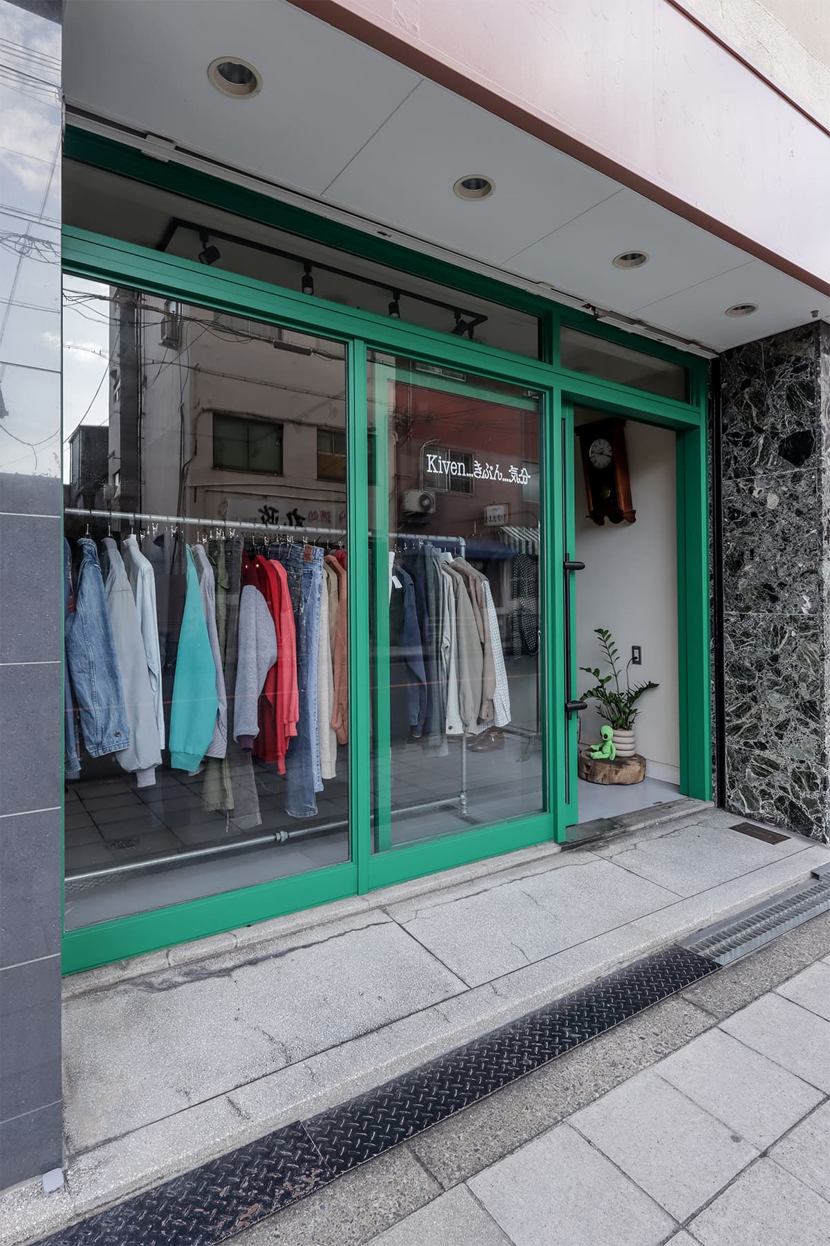 ヴィンテージショップ「kiven」様の店舗什器 - Shelf 壁一面の本棚 - マルゲリータお客様事例