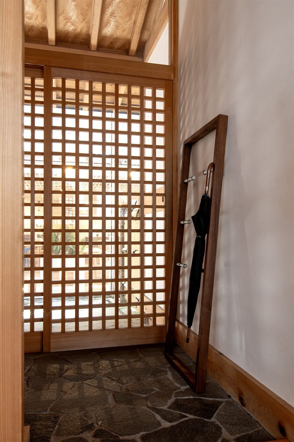 木造平屋住宅の玄関に - Cavalletto アンブレララック - マルゲリータお客様事例