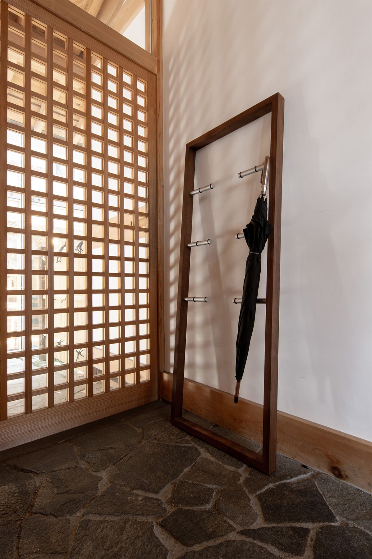 木造平屋住宅の玄関に - Cavalletto アンブレララック - マルゲリータお客様事例