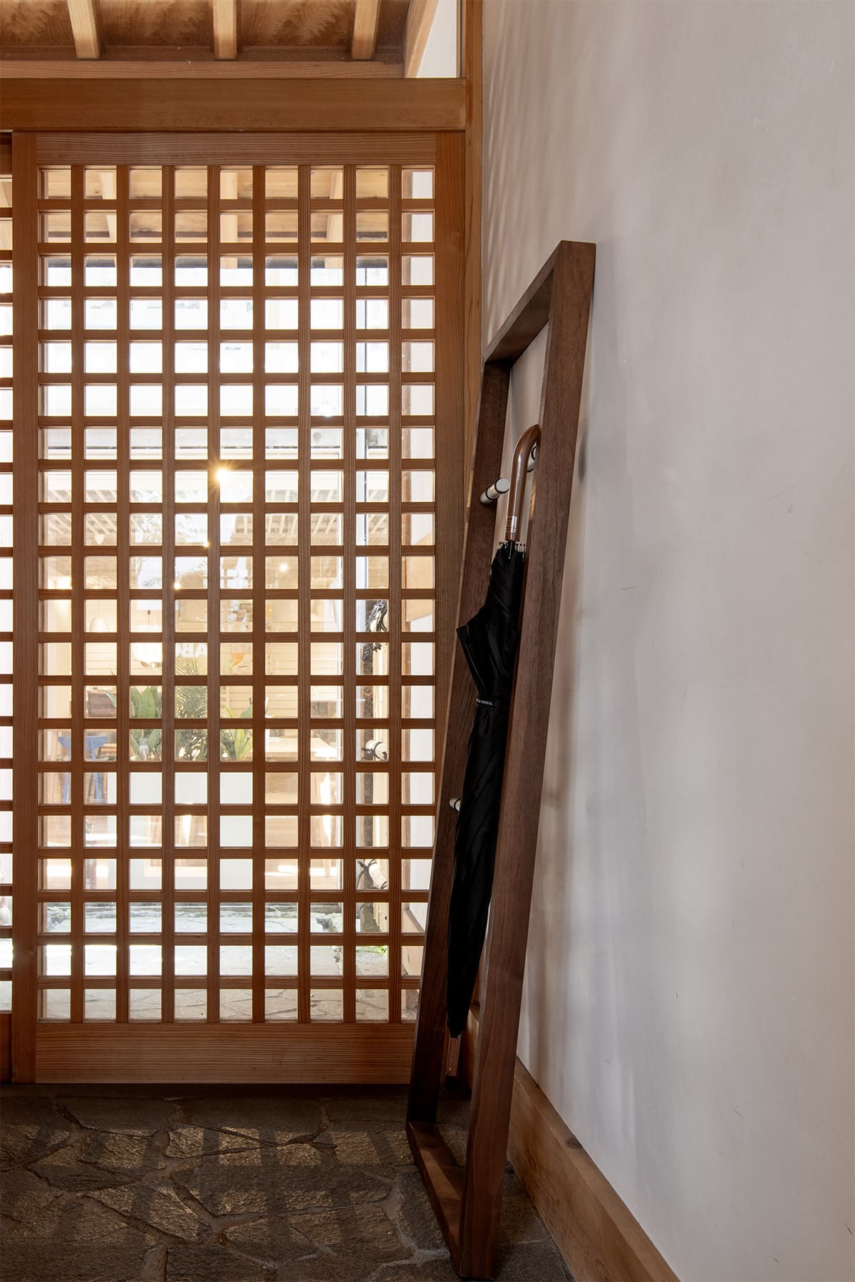 木造平屋住宅の玄関に - Cavalletto アンブレララック - マルゲリータお客様事例