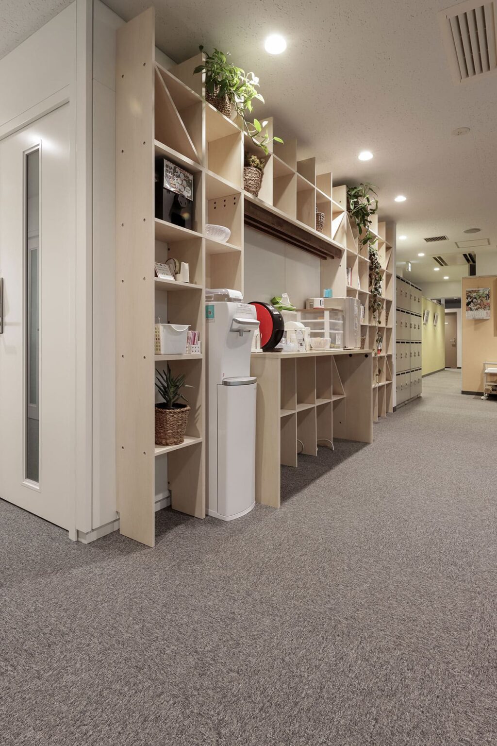 シェア&レンタルオフィス MICAN 様 - Shelf カウンター付き本棚・壁一面の本棚 奥行250mm - マルゲリータお客様事例