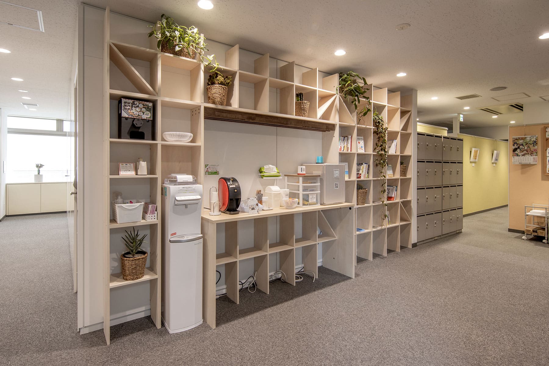 シェア&レンタルオフィス MICAN 様 - Shelf カウンター付き本棚・壁一面の本棚 奥行250mm - マルゲリータお客様事例