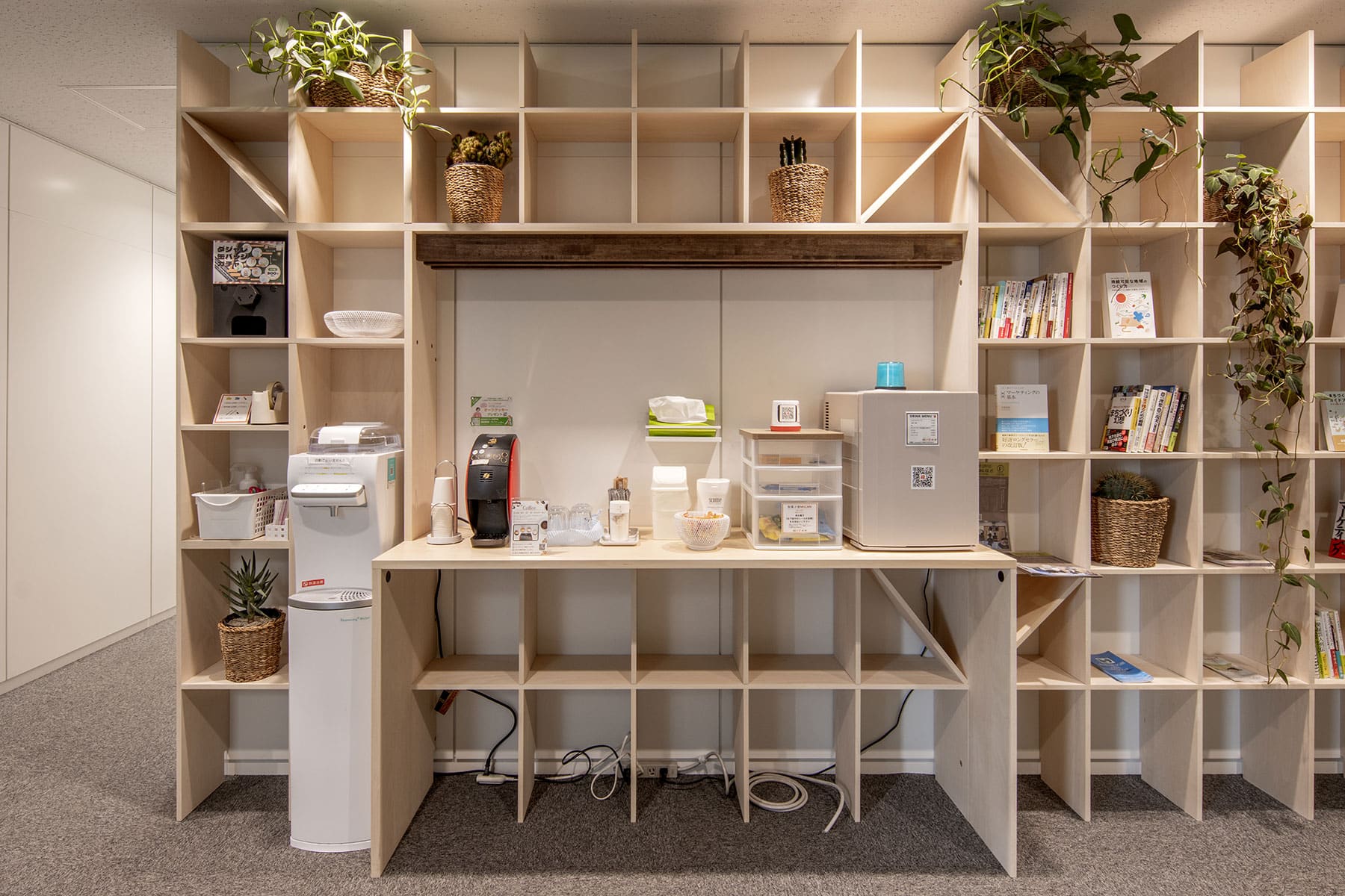 シェア&レンタルオフィス MICAN 様 - Shelf カウンター付き本棚・壁一面の本棚 奥行250mm - マルゲリータお客様事例