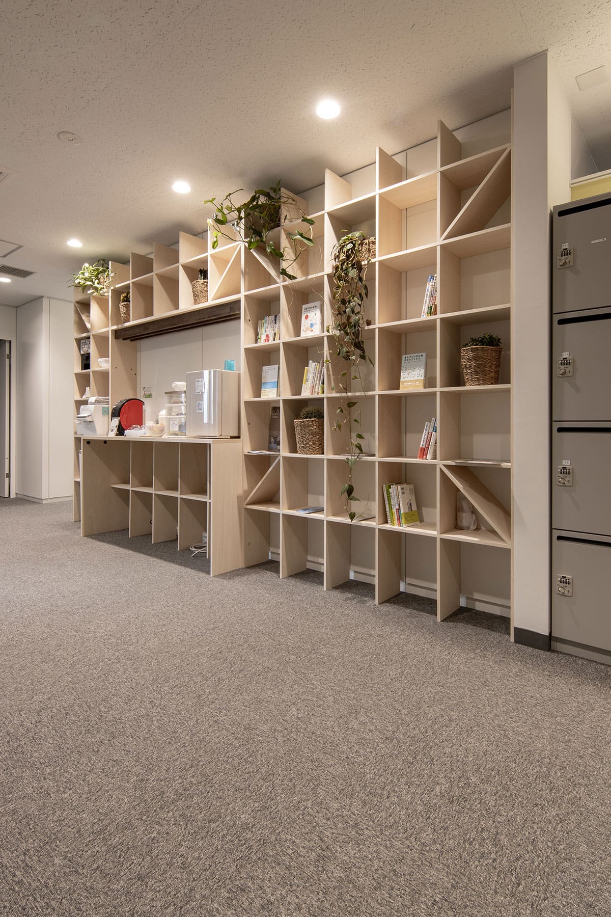 シェア&レンタルオフィス MICAN 様 - Shelf カウンター付き本棚・壁一面の本棚 奥行250mm - マルゲリータお客様事例