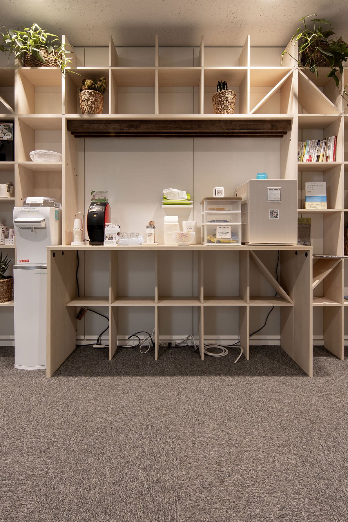 シェア&レンタルオフィス MICAN 様 - Shelf カウンター付き本棚・壁一面の本棚 奥行250mm - マルゲリータお客様事例