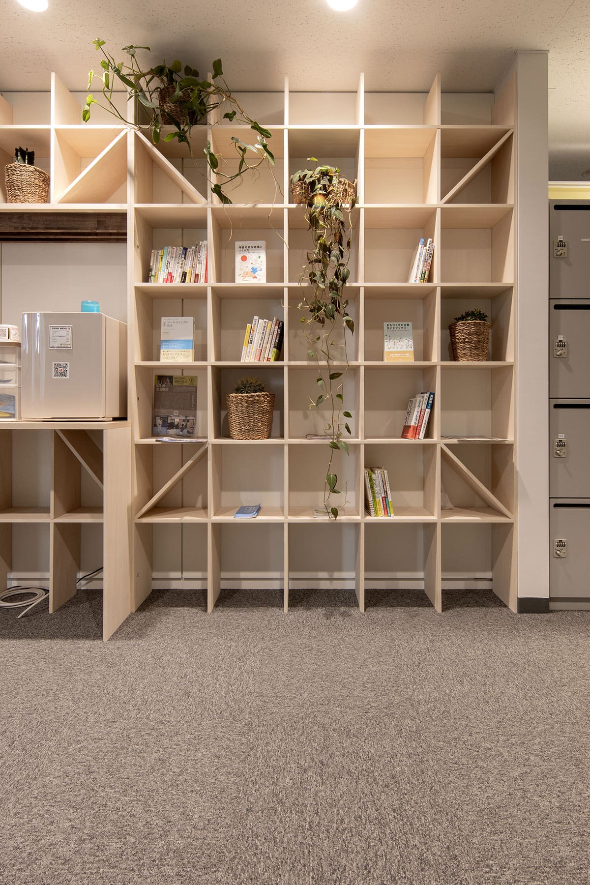 シェア&レンタルオフィス MICAN 様 - Shelf カウンター付き本棚・壁一面の本棚 奥行250mm - マルゲリータお客様事例