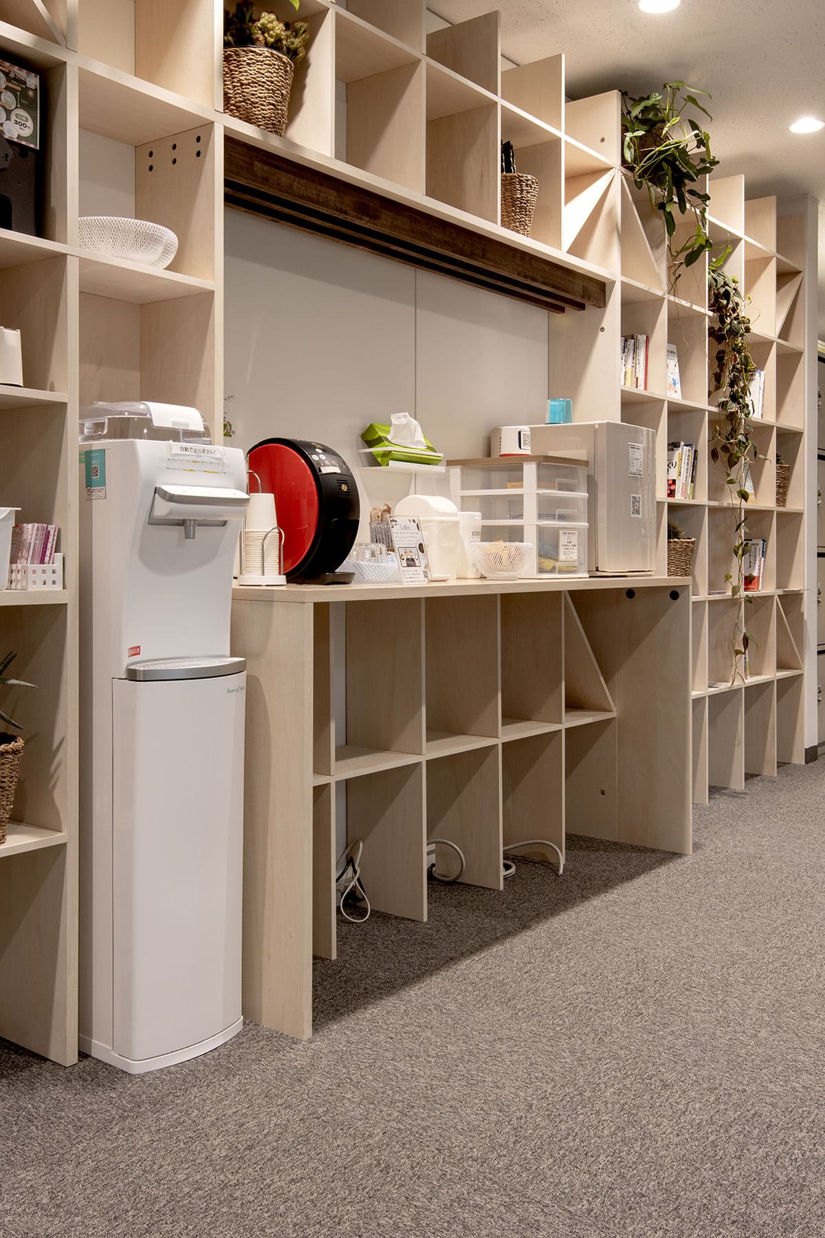 シェア&レンタルオフィス MICAN 様 - Shelf カウンター付き本棚・壁一面の本棚 奥行250mm - マルゲリータお客様事例