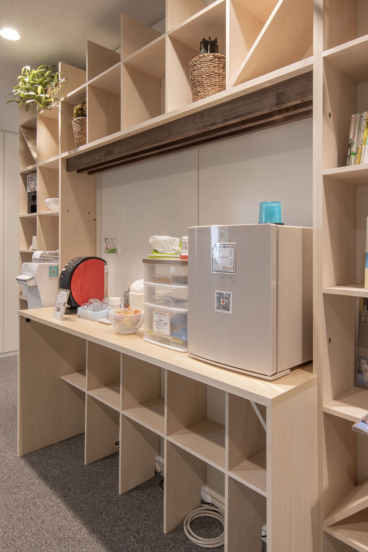 シェア&レンタルオフィス MICAN 様 - Shelf カウンター付き本棚・壁一面の本棚 奥行250mm - マルゲリータお客様事例